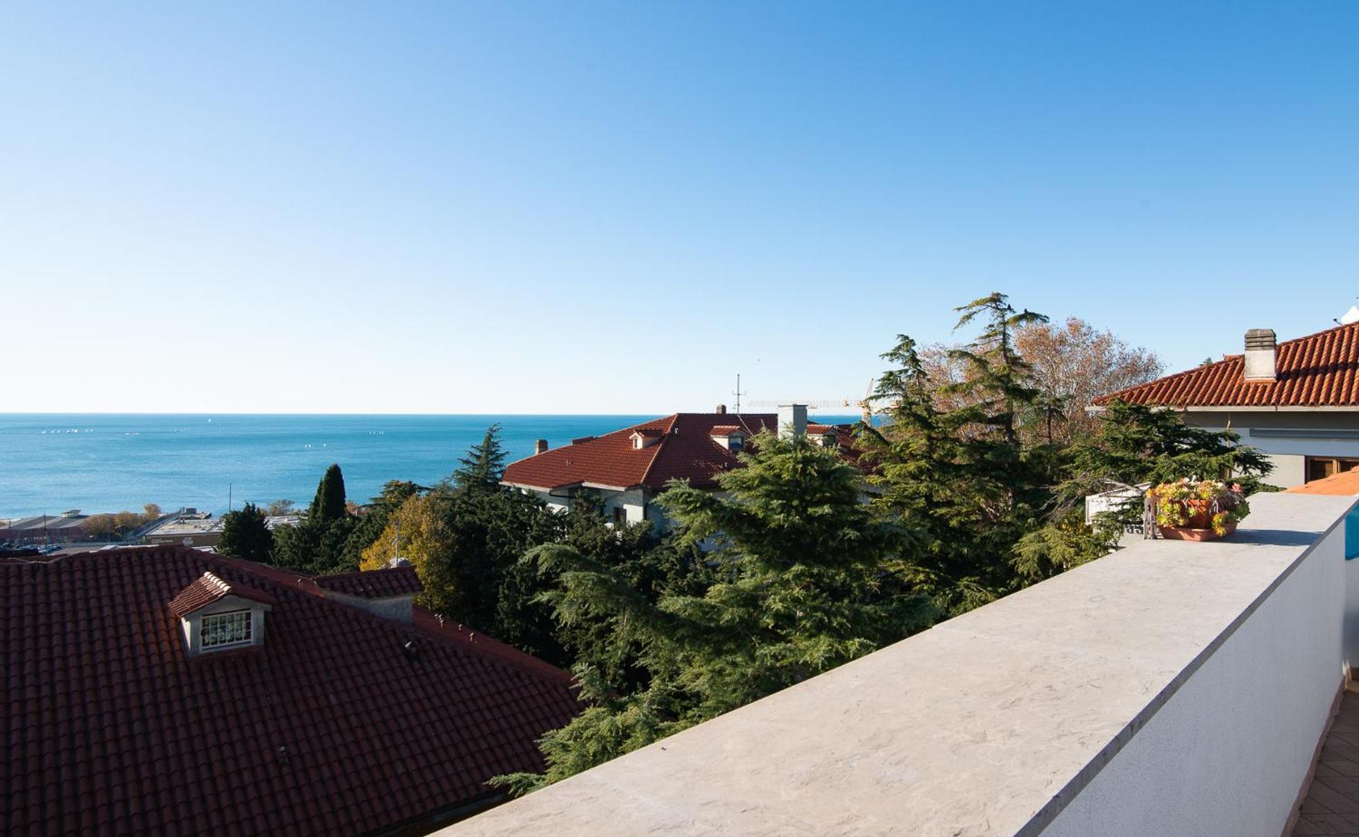 La Mansarda Delle Meraviglie B&B Superior Триест Экстерьер фото